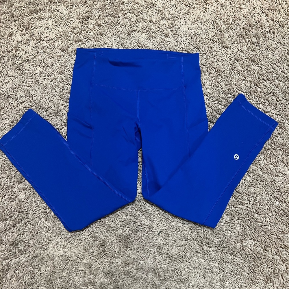 Lulu quarter length leggings size 4, has little zip up pockets on both sides